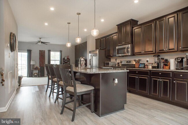 Building Photo - Stunning 3bd 2.5bth townhome in the Pondview community in Millersville.