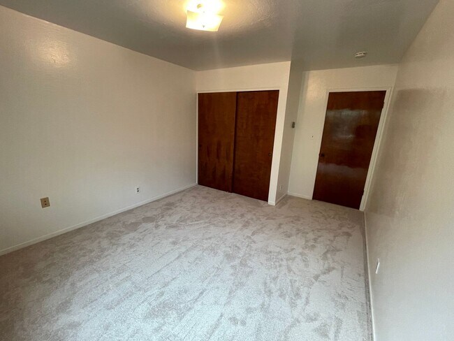 Building Photo - Newly Renovated Spacious Two-Bedroom Apart...