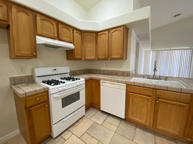Foto del edificio - Three bedroom with garage and yard
