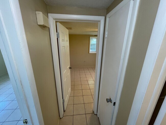 Foto del edificio - Cozy 3-Bedroom Home on a Corner Lot in Hol...
