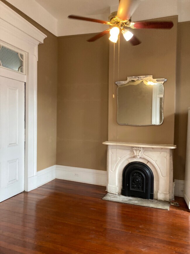 Building Photo - 1417 Burgundy St