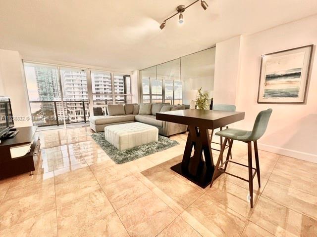 Foto del edificio - 600 NE 36th St