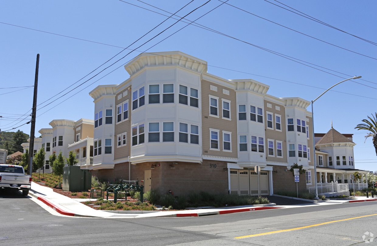 Building Photo - Berrellesa Palms