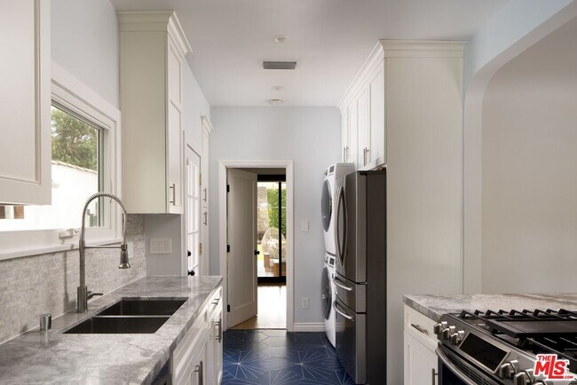 Foto del edificio - 730 Westbourne Dr