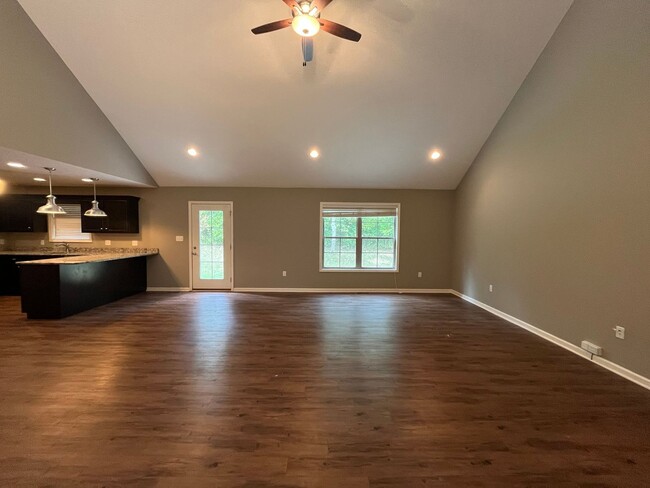 Building Photo - 3BR 2BA Home in Greystone Subdivision - So...