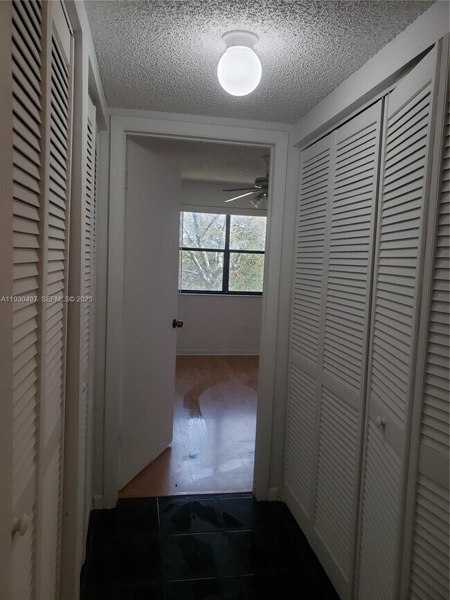 Foto del edificio - 601 Ives Dairy Rd