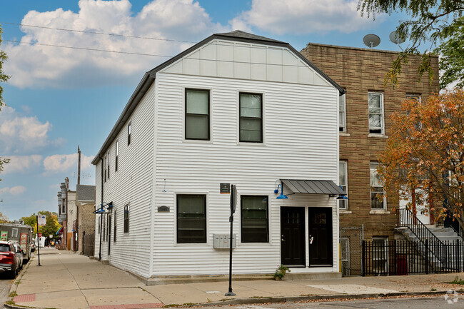 Building Photo - 1901 W 21st Pl