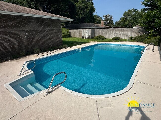 Building Photo - Stunning 4 Bedroom Overbrook Home with a Sparking Pool!