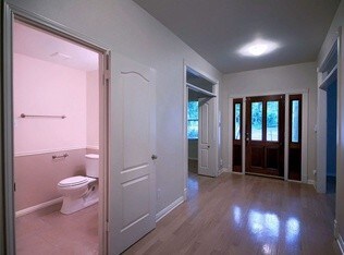 Foto del edificio - 3200 Beverly Rd