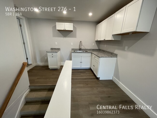 Building Photo - 4+ Bedroom Townhouse Walking Distance to D...