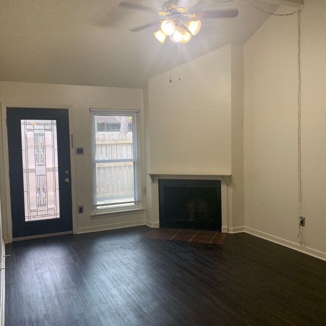 Building Photo - Spacious 3 bedroom 2 Full baths townhouse.