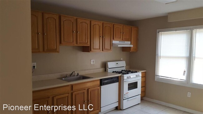 Building Photo - 3 br, 1 bath House - 8551 Pioneer Dr