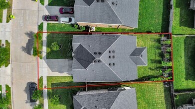 Building Photo - 606 Round Lake Dr