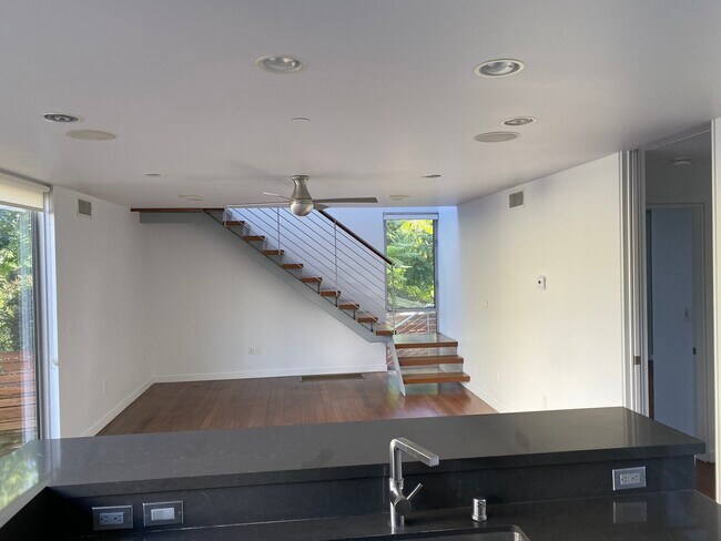 Building Photo - 644 Raymond Ave