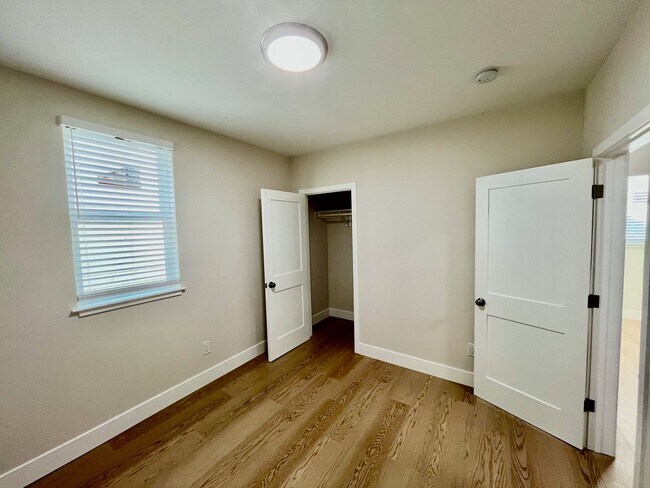 Foto del edificio - SPECTACULAR, COMPLETELY RENOVATED 2 BED/1 BATH FULLY!!!