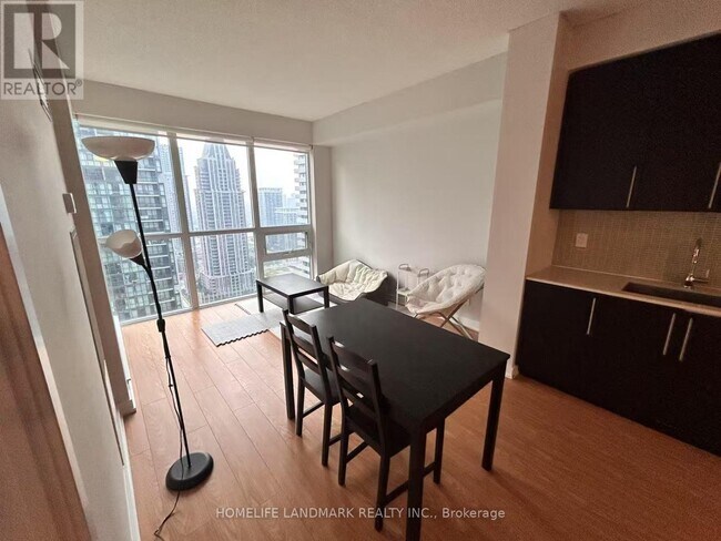 Photo du bâtiment - 510-3510 Curran Place