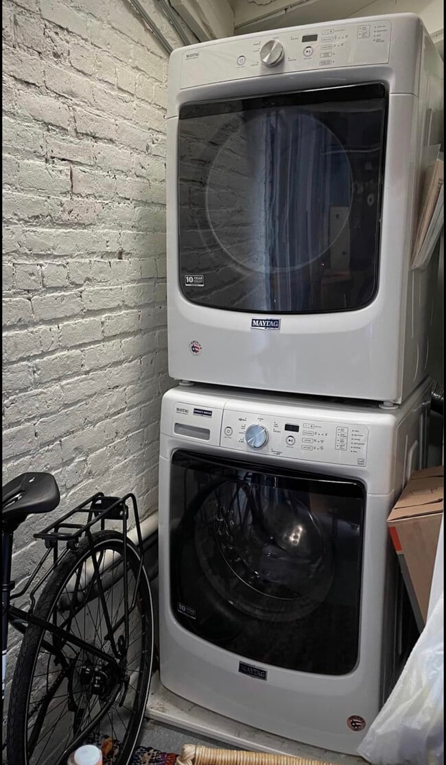 Shared laundry - 1047 N California Ave