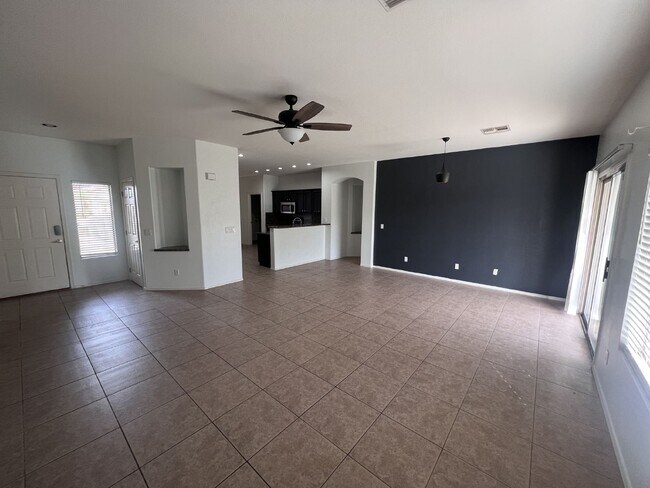 Foto del edificio - 3BDRM 2BA Residential home with pool for rent in Goodyear!