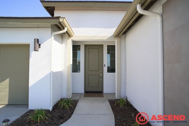Building Photo - 3 Bedroom Home off Coffee Rd and 7th Stand...