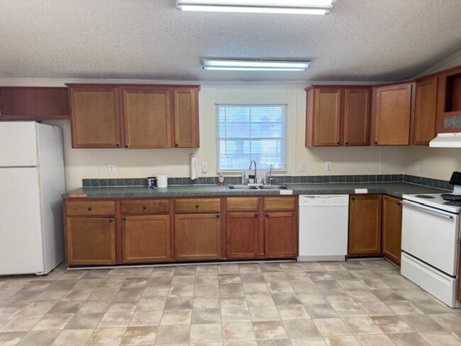 Building Photo - Gordon Rd Area - Doublewide 2000+ sq. ft.
