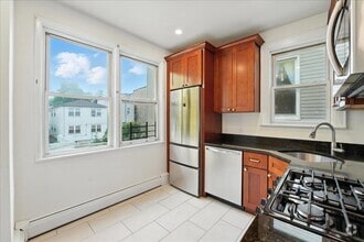 Building Photo - 95 Zabriskie St