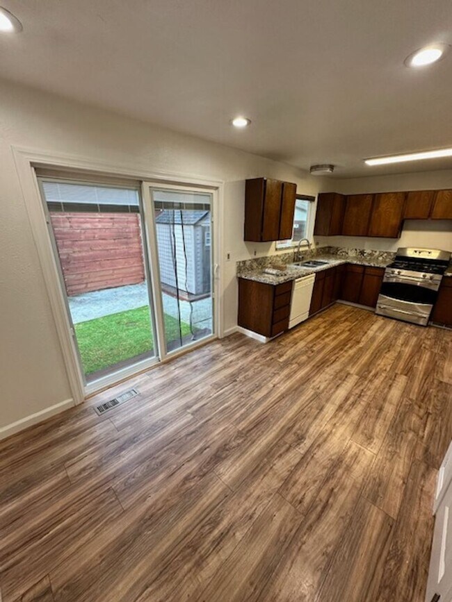 Foto del edificio - Nicely updated duplex 2Bd unit available soon!! Call me today to inquire!