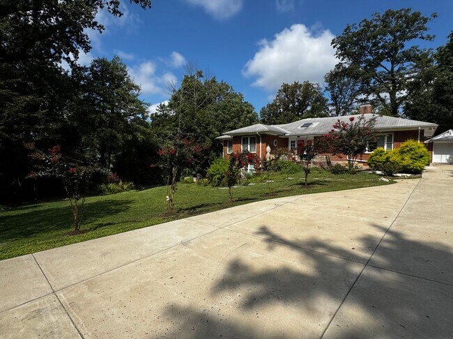 Building Photo - 19 Thomas Dr