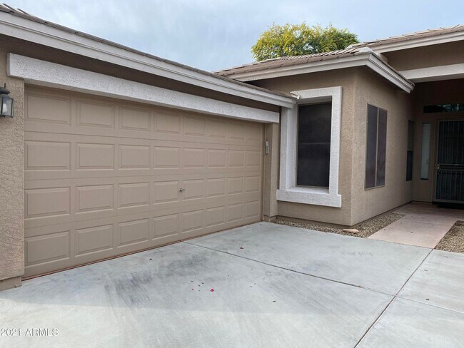 Foto del edificio - Beautiful 4 bedroom/ 2bath all on one story.