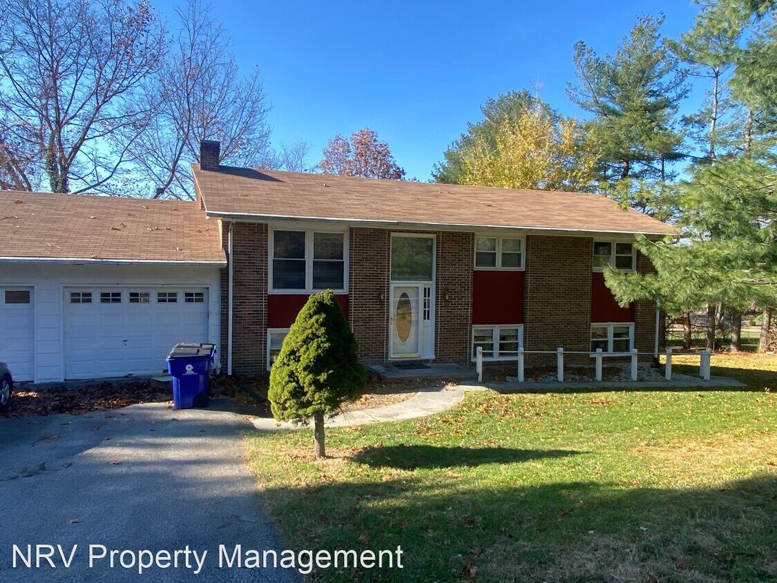 4 br, 2 bath House 1107 East Roanoke Street House Rental in