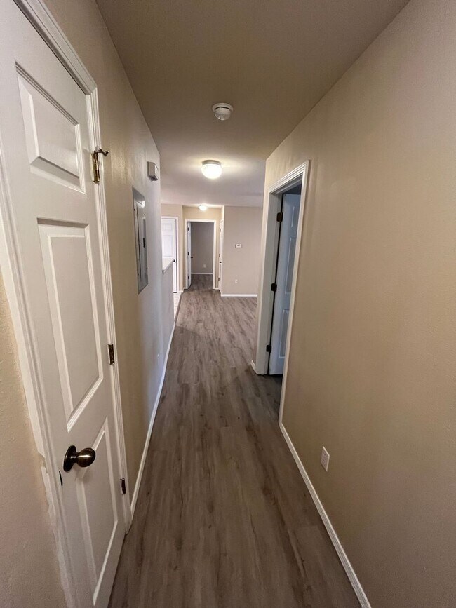 Foto del edificio - 2 bedroom 2 bath apartment at Clifton Heights Apartments basic internet and trash service included