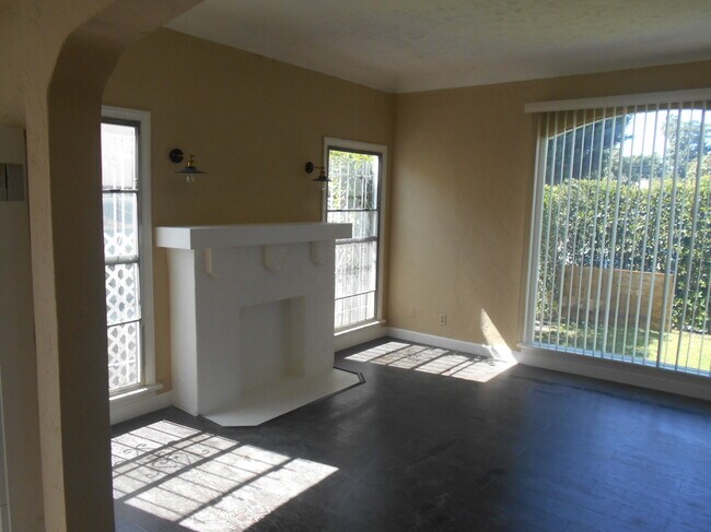 Building Photo - 2618 Hillcrest Dr