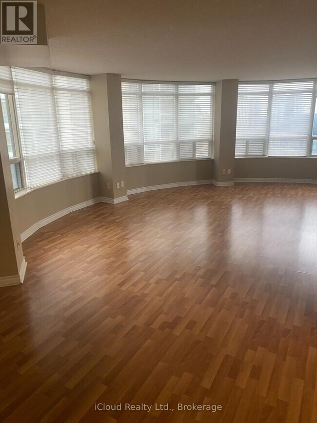 Photo du bâtiment - 3880 Duke of York Blvd