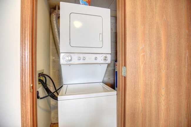 Building Photo - 1007 S Locust St