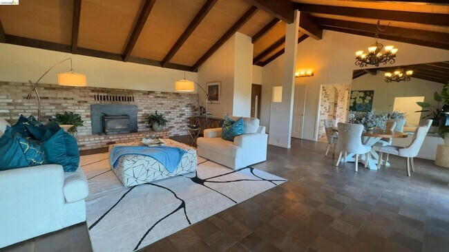 Foto del edificio - 5051 Harrison Grade Rd