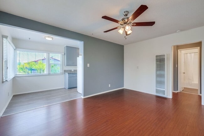 Interior Photo - 3121 W Slauson Ave