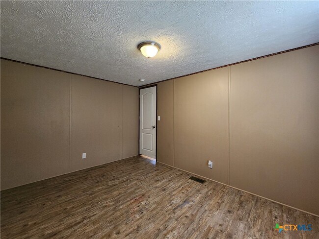 Building Photo - 135 Water Hole Ln