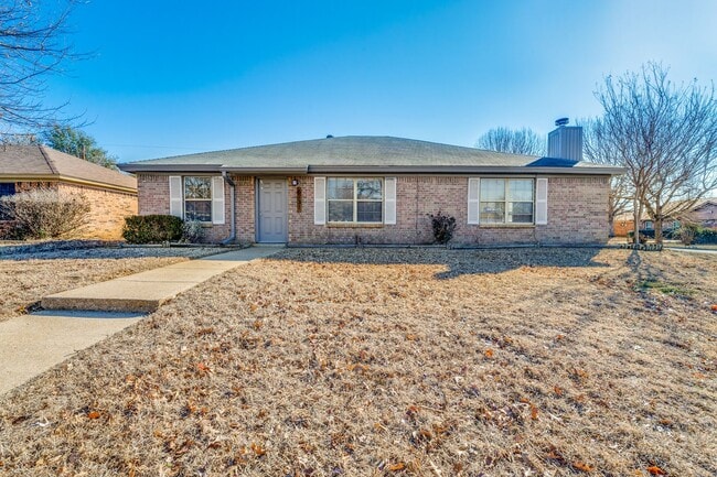 Building Photo - Cozy 3BD/2BA Home with Fireplace & Spaciou...