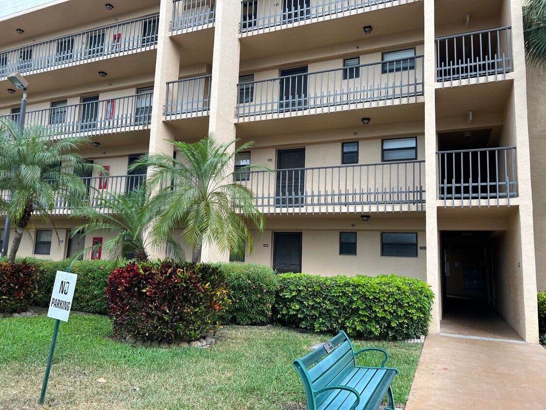4760 Lucerne Lakes Blvd Unit 104, Lake Worth, FL 33467 Condo for Rent
