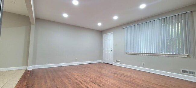 Building Photo - Beautifully Renovated 2BD/1BA Duplex in Hickory!