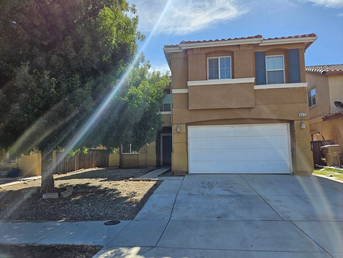 Primary Photo - 5 BEDROOM OAK HILLS / HESPERIA HOME