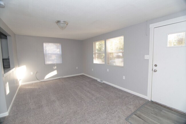 Building Photo - Charming 2 Bed, 1 Bath Home with Move-In S...