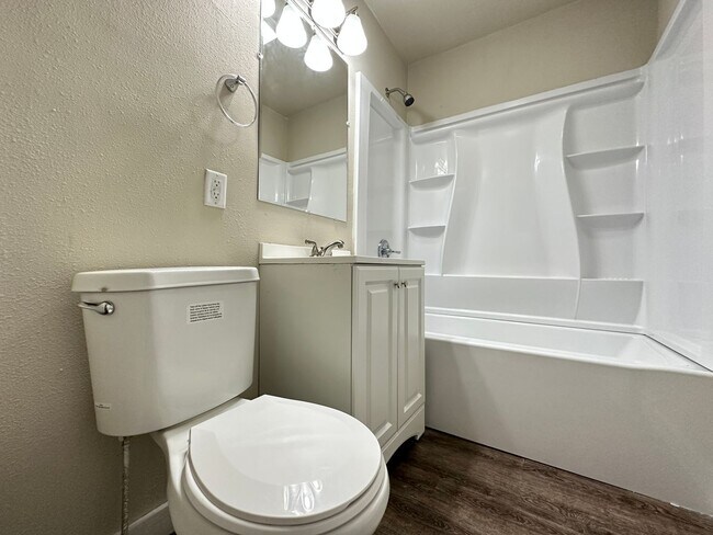 Foto del edificio - 2 Bedroom with 3 Stall Attached Garage