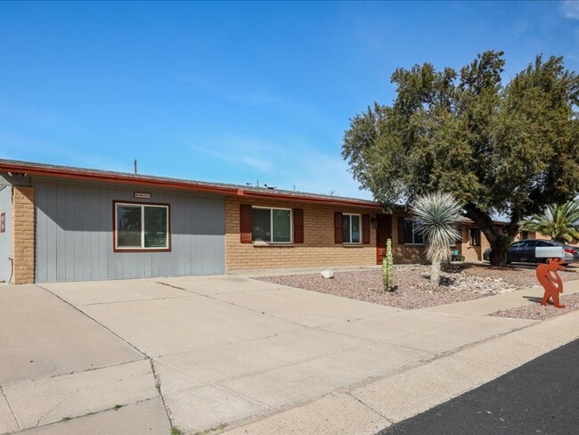 Building Photo - Spacious 4 Bedroom 2 Bathroom home with Private Pool & Arizona Room!