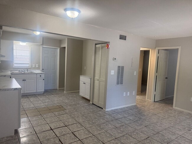 Photo - KAI9s 7plex 925 33rd Ave W Bradenton Apartment