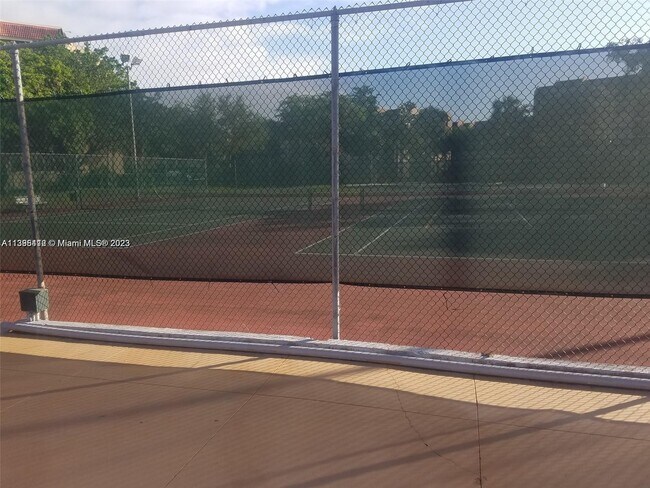 Foto del edificio - 6921 Environ Blvd