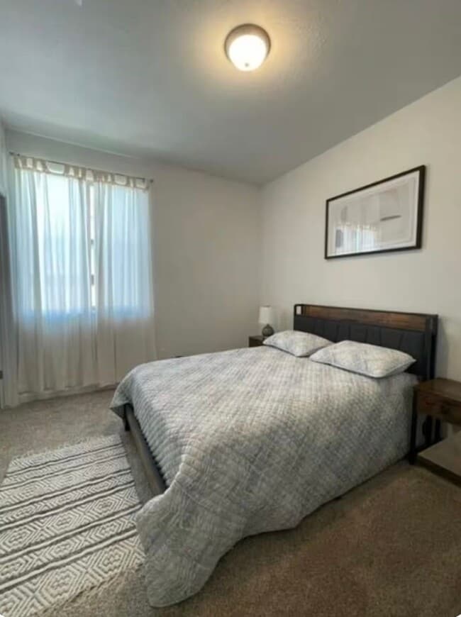 Building Photo - 2 Private rooms one bath For rent NW Visalia