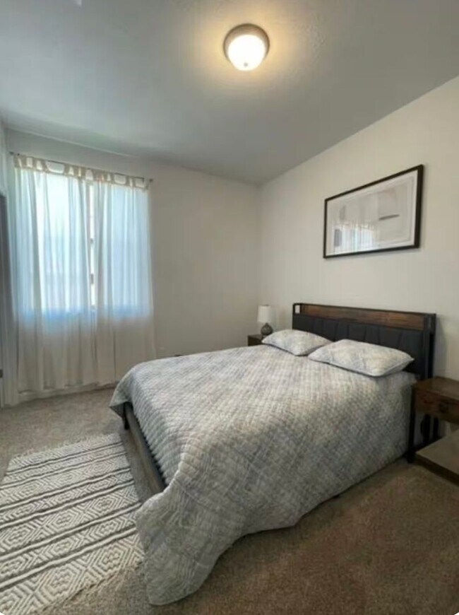 Foto del edificio - 2 Private rooms one bath For rent NW Visalia