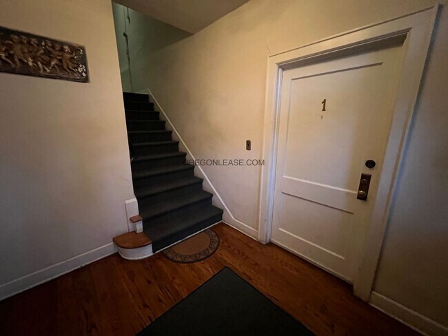 Building Photo - Large One bedroom downtown Eugene Apartment