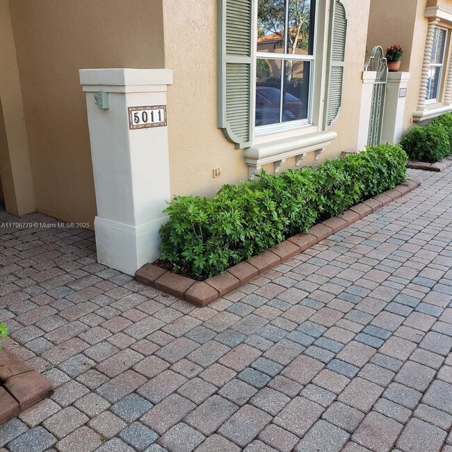 Building Photo - 5011 Leeward Ln