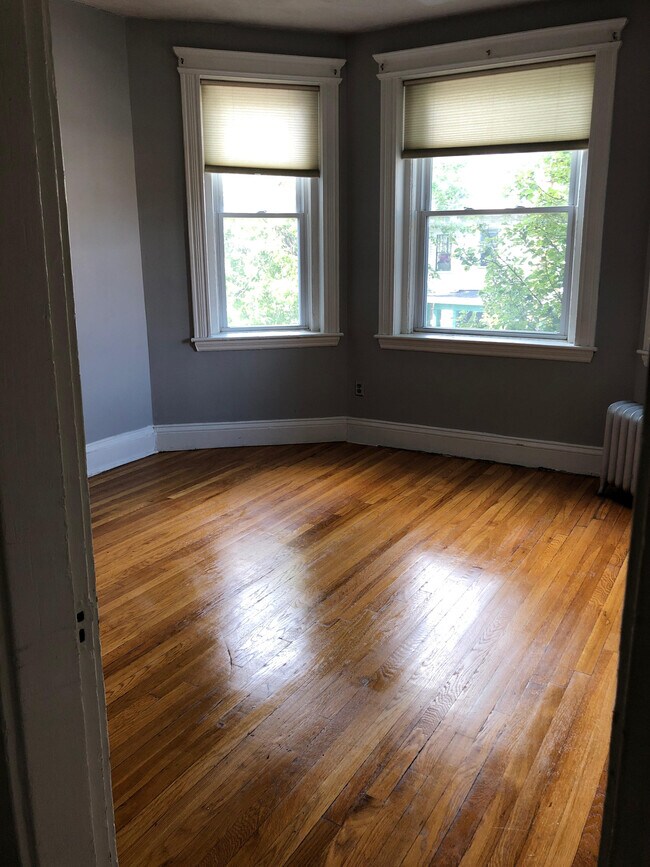 Living Room - 86 Glenville Ave